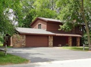 9550 Woodridge Dr, Eden Prairie, MN 55347