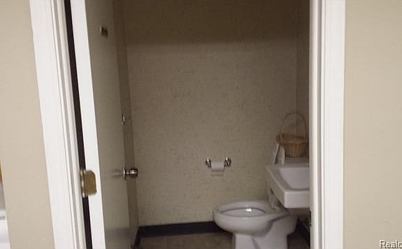 3rd image of 15630 Michigan Ave
