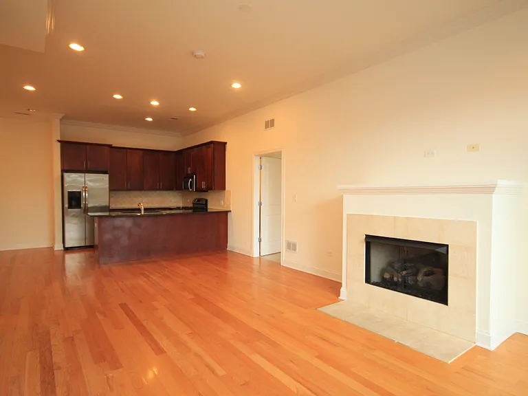 4651 N Greenview #206 — Photo 7