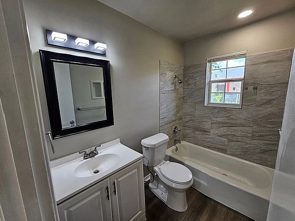 3rd image of 2527 Normont Cir
