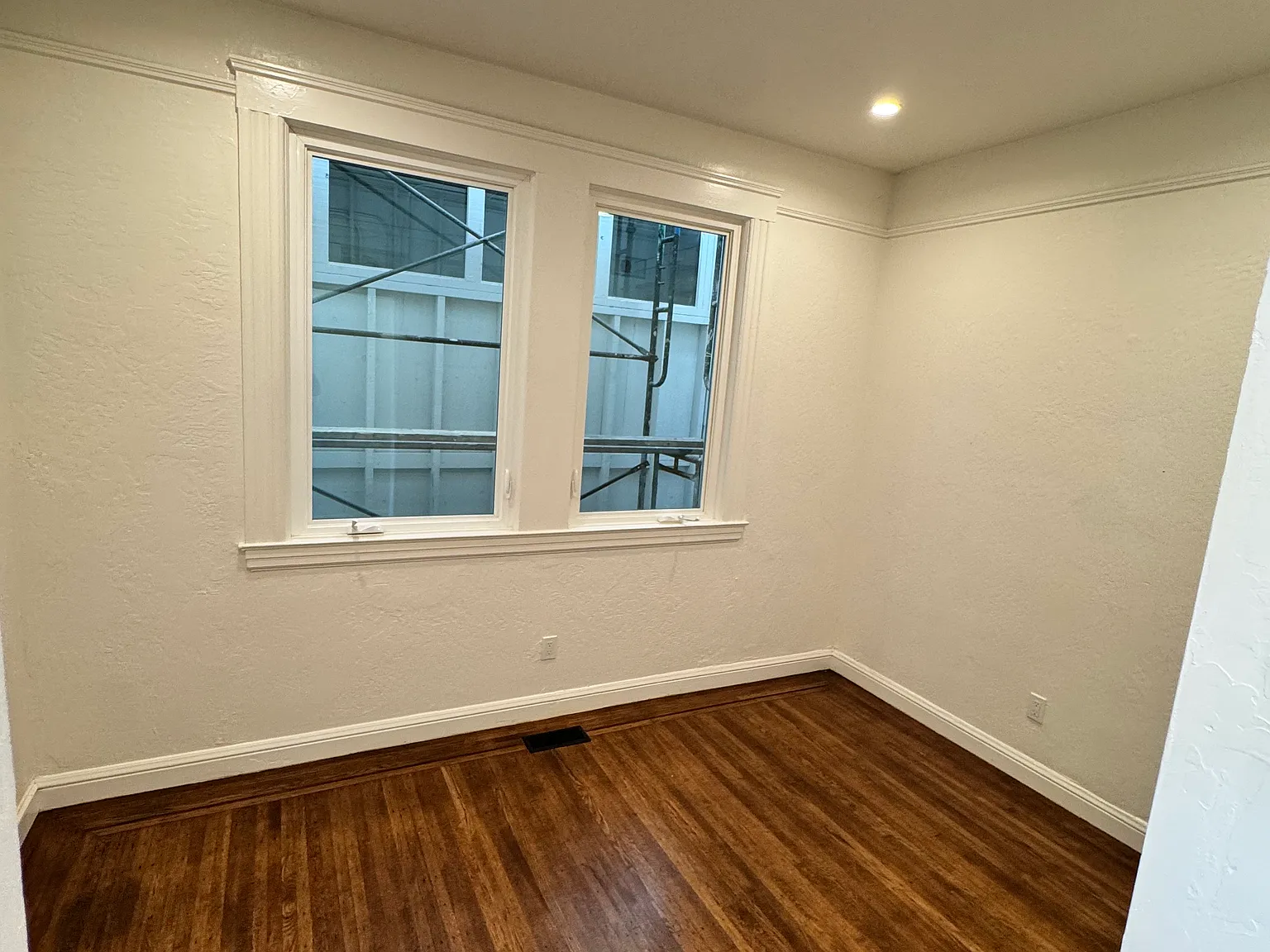 2 bed, 900 sqft, $6,000 — Photo 3