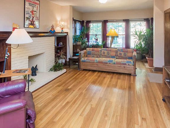 3rd image of 4628 N Lowell Ave