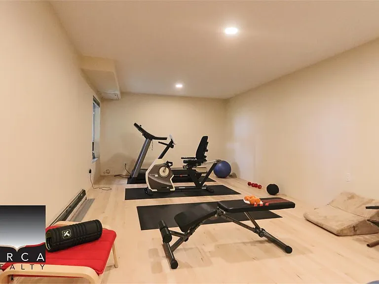 5060 Pinetree Cres — Photo 29