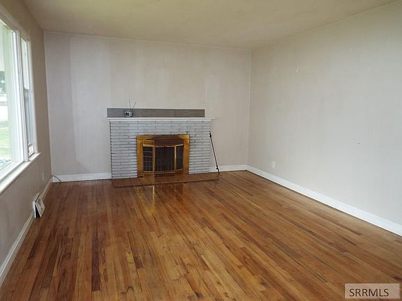 5th image of 582 Cambridge Dr