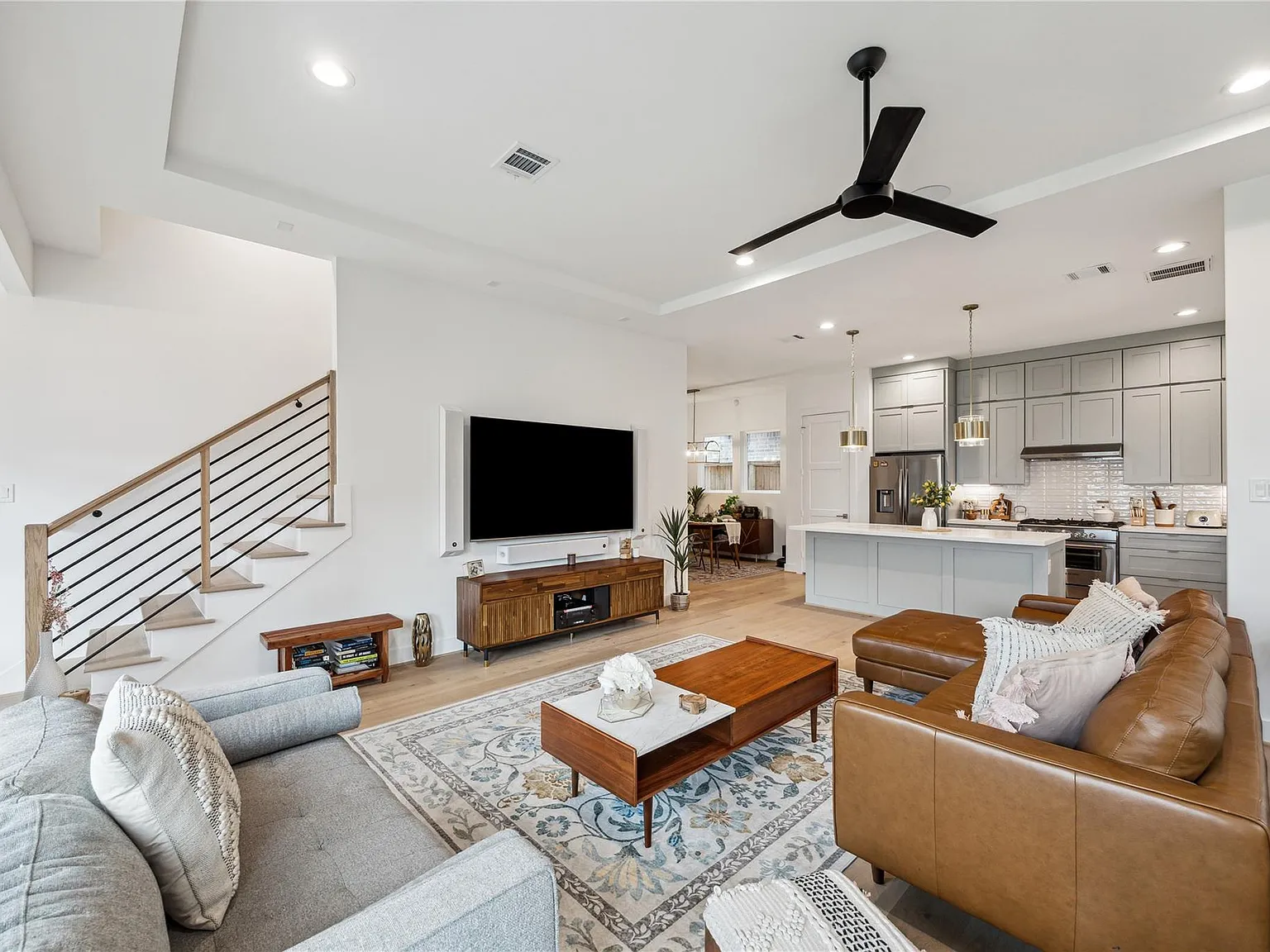 4 bed, 3.5 bath, 3073 sqft, $6,565 — Photo 4