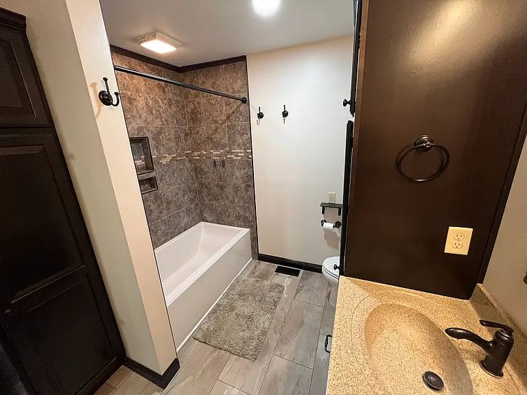 211 W Fisk St — Photo 19