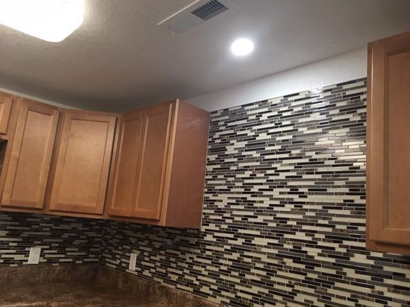 3rd image of 1004 Jones St