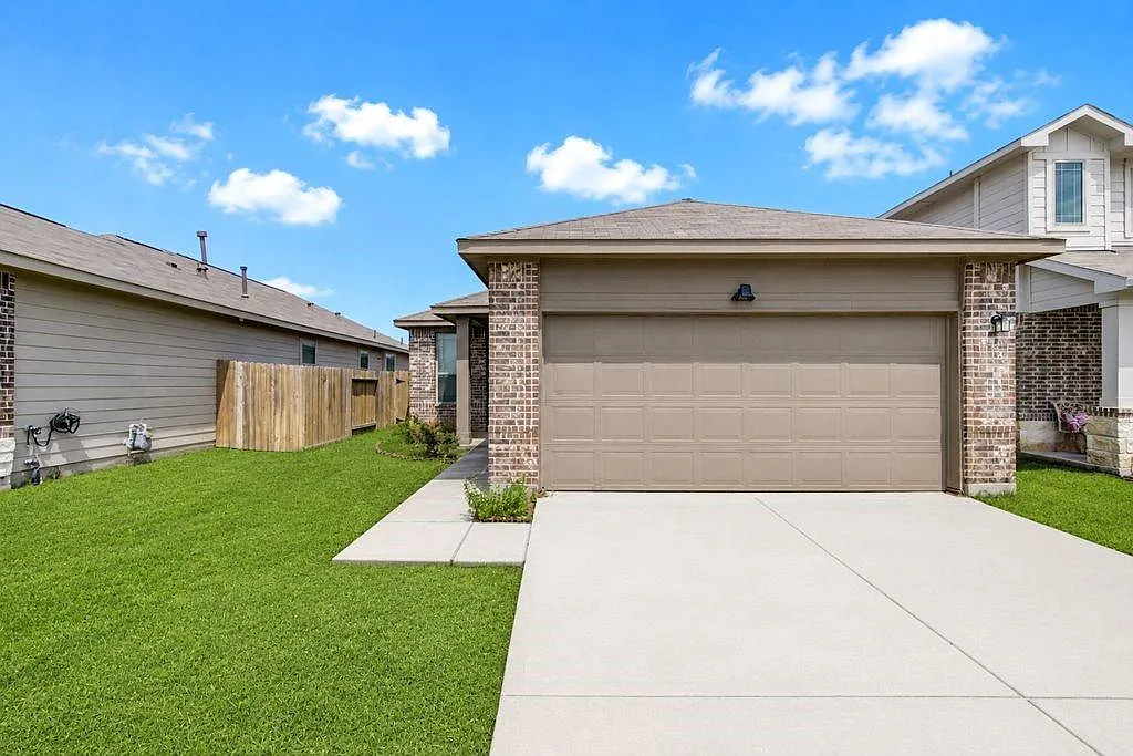 4 bed, 2.0 bath, 1552 sqft, $1,800 — Photo 1