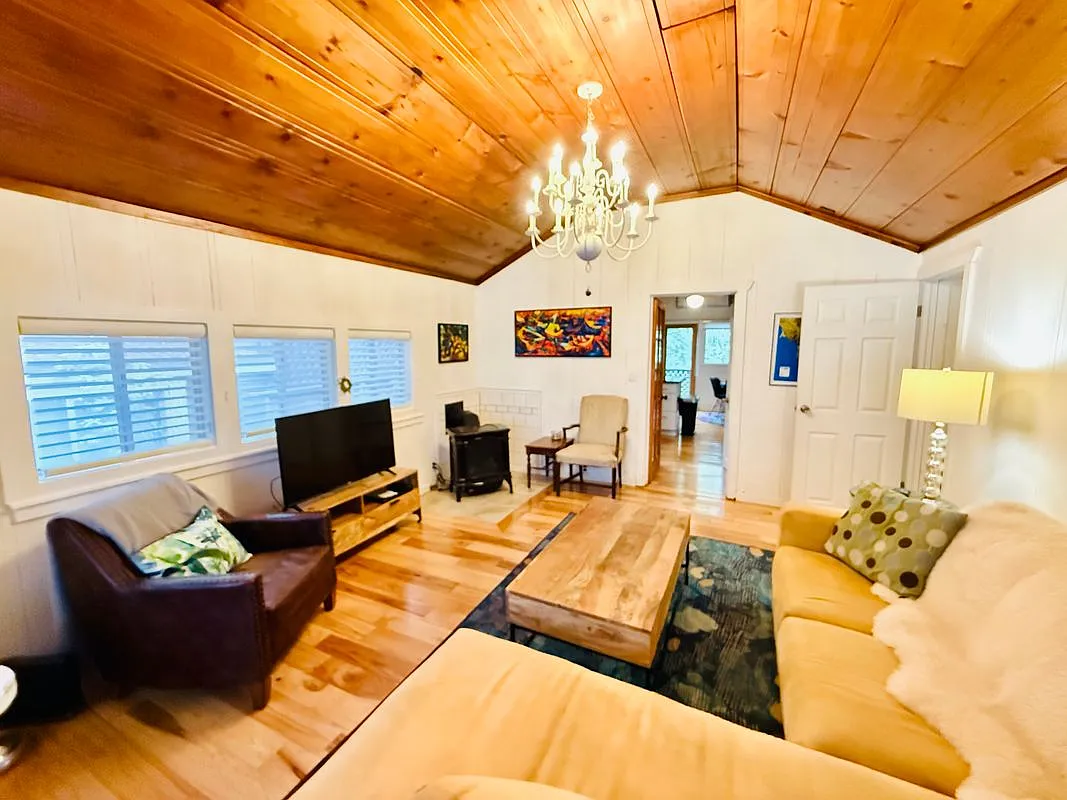 2 bed, 1.5 bath, 1042 sqft, $3,250 — Photo 2