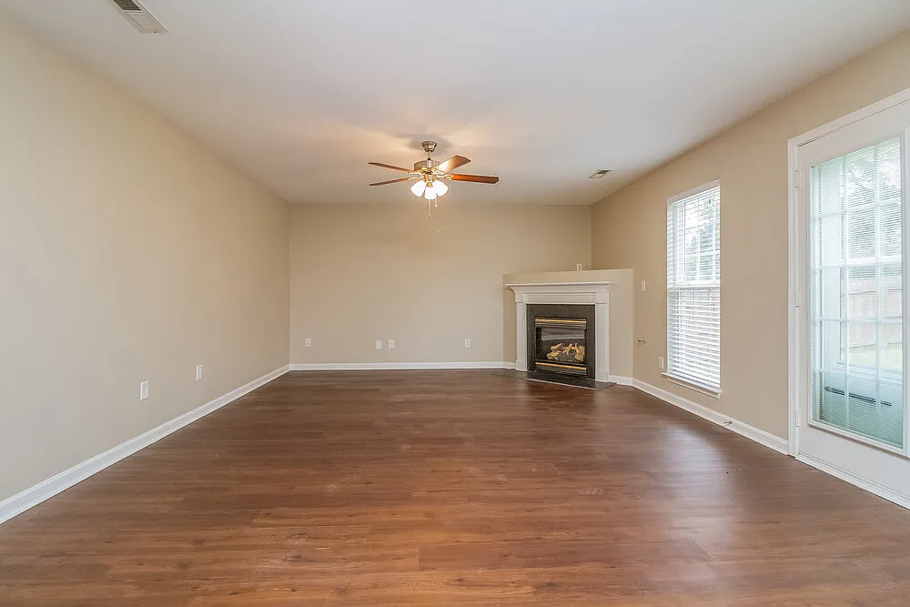 4 bed, 2.5 bath, 2340 sqft, $2,385 — Photo 3