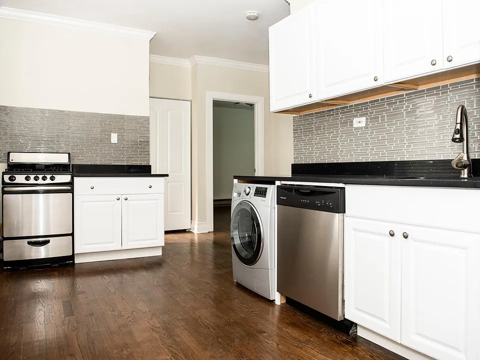 648.5 W Roscoe St #2N