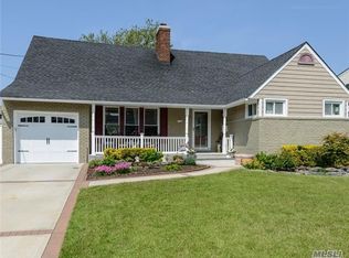 660 S Long Beach Ave, Freeport, NY 11520