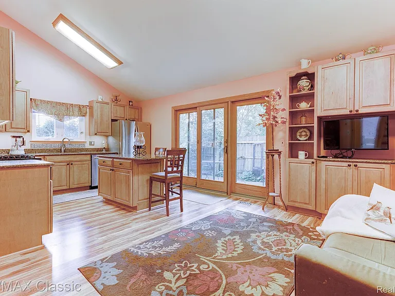 24323 Pinecrest St — Photo 8