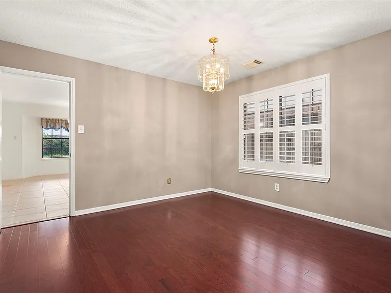 2415 Parkwood Ln — Photo 11