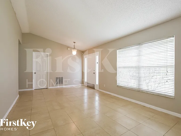 882 Trumbull St — Photo 9