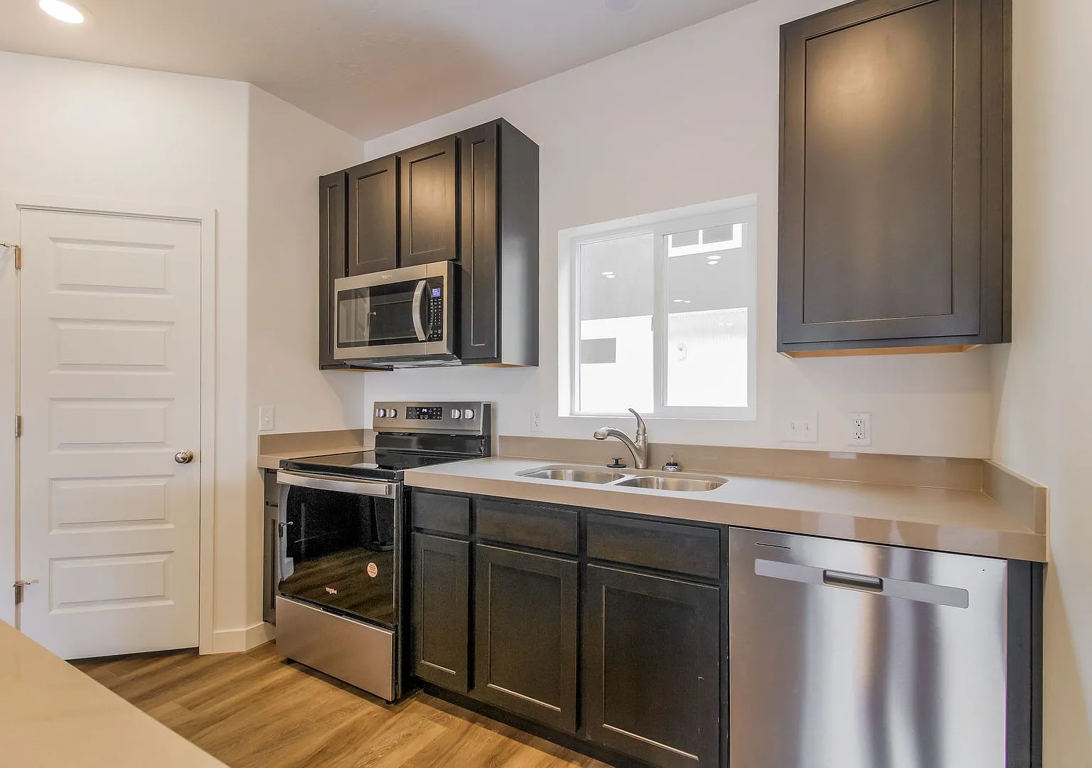 Modern three-story new build townhome with a rooftop deck! — Photo 1