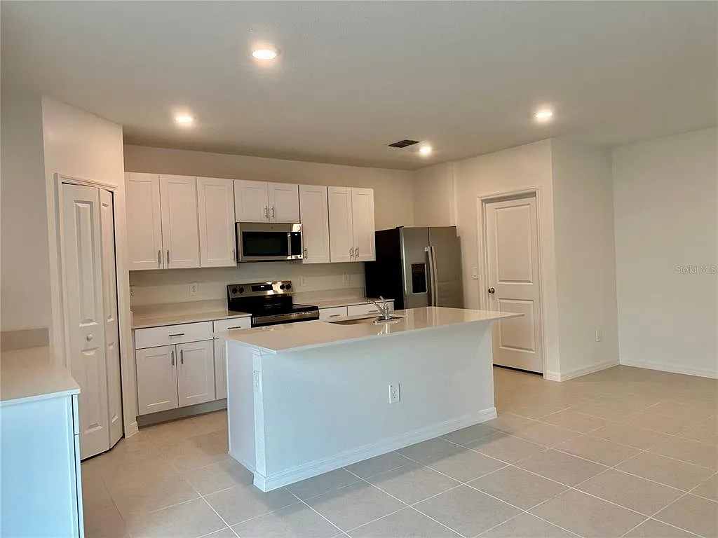5 bed, 2.5 bath, 2112 sqft, $2,800 — Photo 3