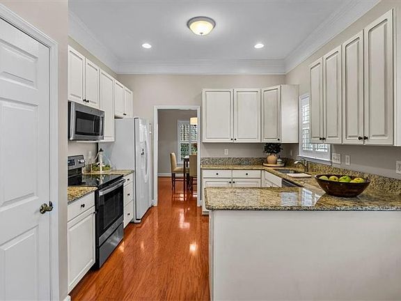 4th image of 2412 Old Towne Dr