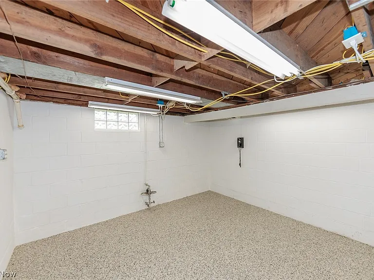 7381 Portage St — Photo 34