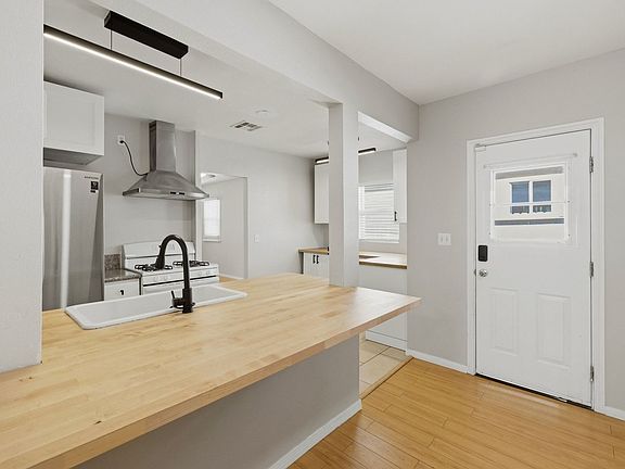 5th image of 10412 Eldora Ave