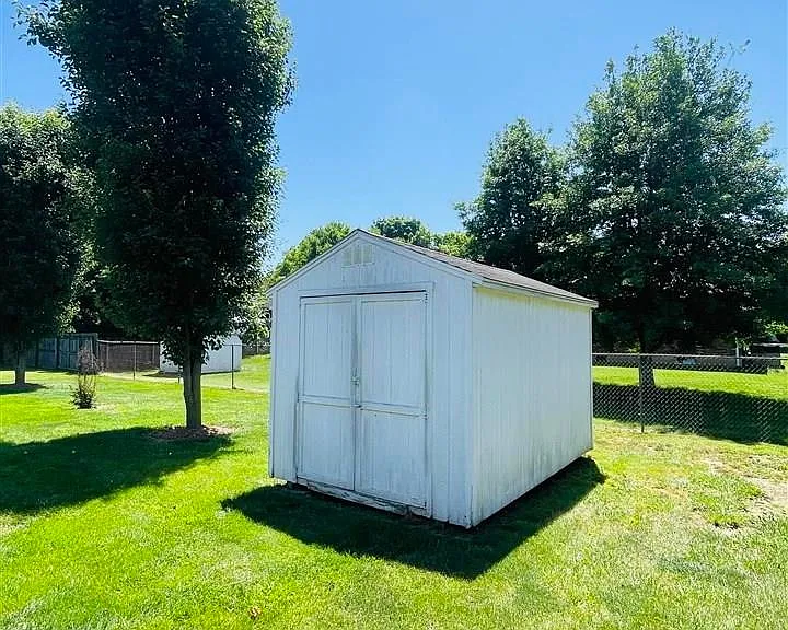 911 Gardenia Dr — Photo 8
