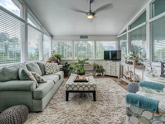 3rd image of 6928 Louise Cir
