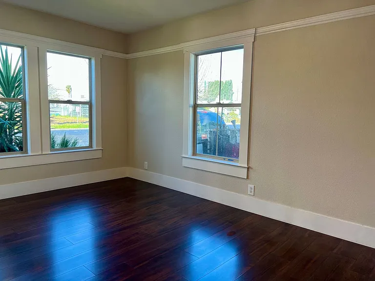 1042 N Harrison Ave — Photo 9