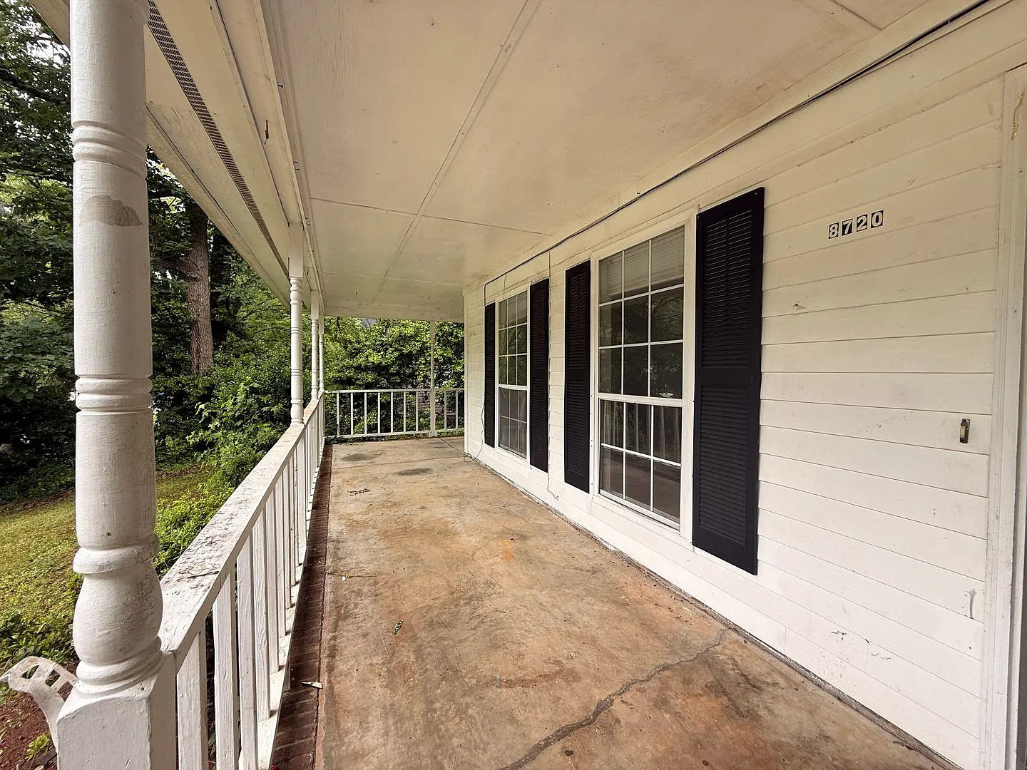 5 Bedroom Home with Extended Driveway! — Photo 3