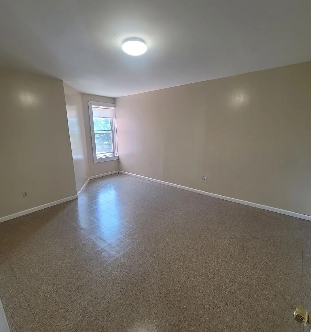 3 bed, 1400 sqft, $1,600 — Photo 3