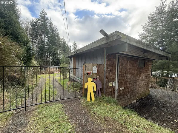 625 Royal Dr, Lakeside, OR 97449