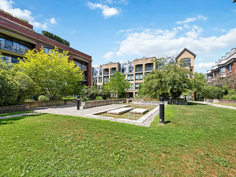 18 Beverley St #416 — Photo 4