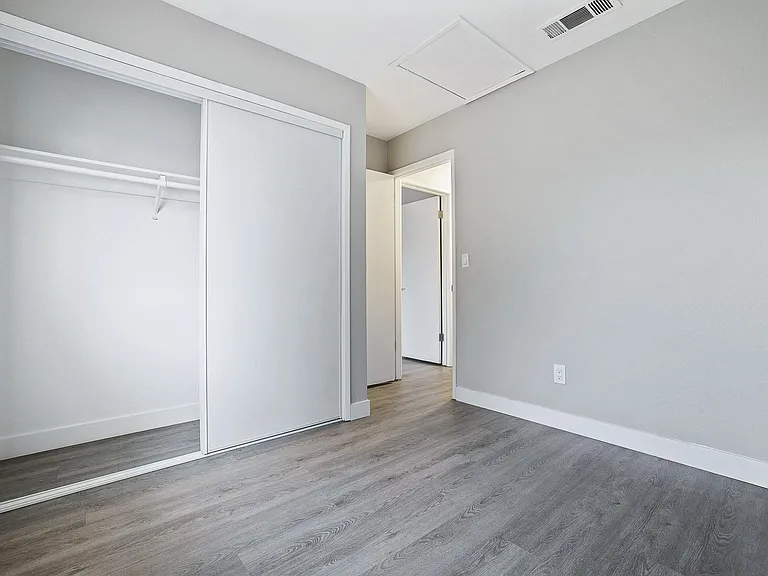 Oak Park Townhomes — Photo 8