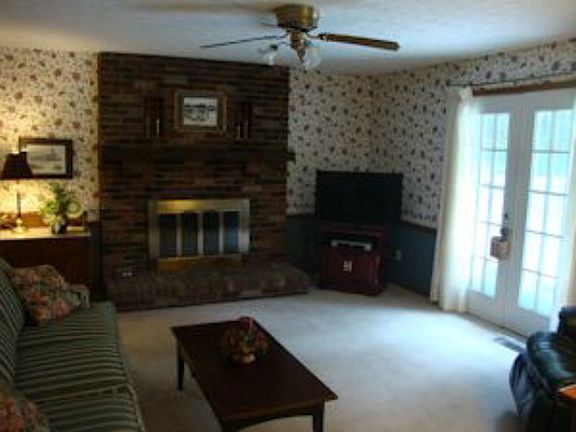 3rd image of 13 Oakwood Ln
