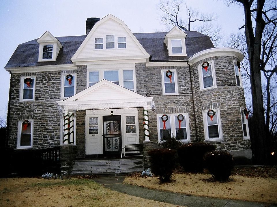 1001 69TH AVE - FRONT