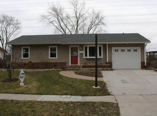 951 Maple Ln, Elk Grove Village, IL 60007