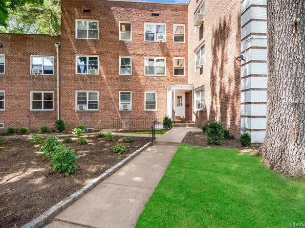 1 Edwards Street #2D, Roslyn Heights, NY 11577