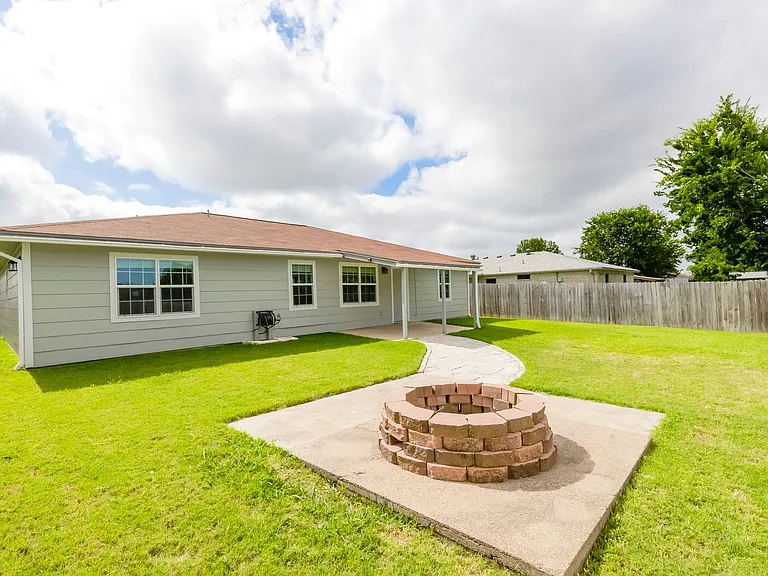 2307 Traverse Dr — Photo 33