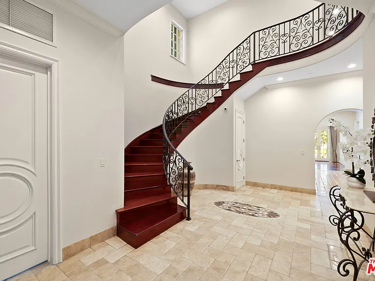 314 N Palm Dr — Photo 3