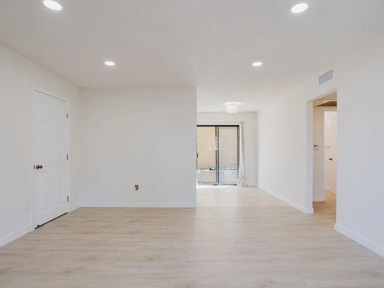 914 E Elk Ave #3 — Photo 9