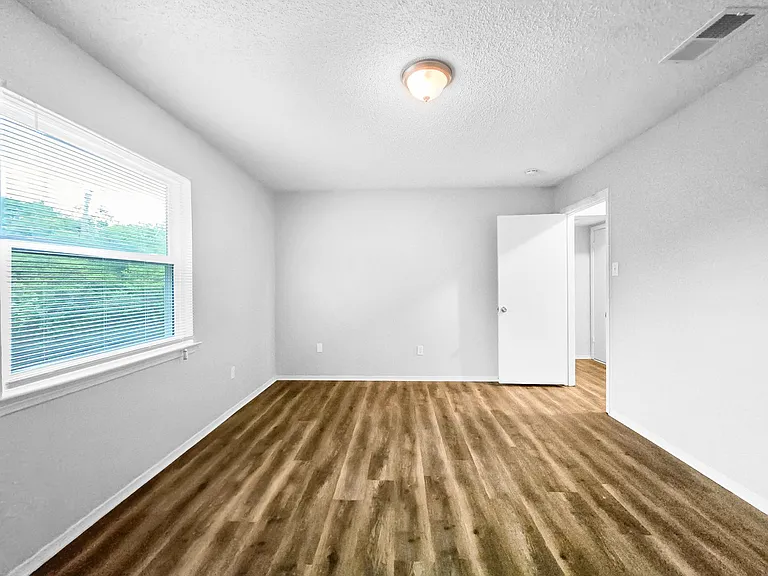 408 Cavender Ct — Photo 13