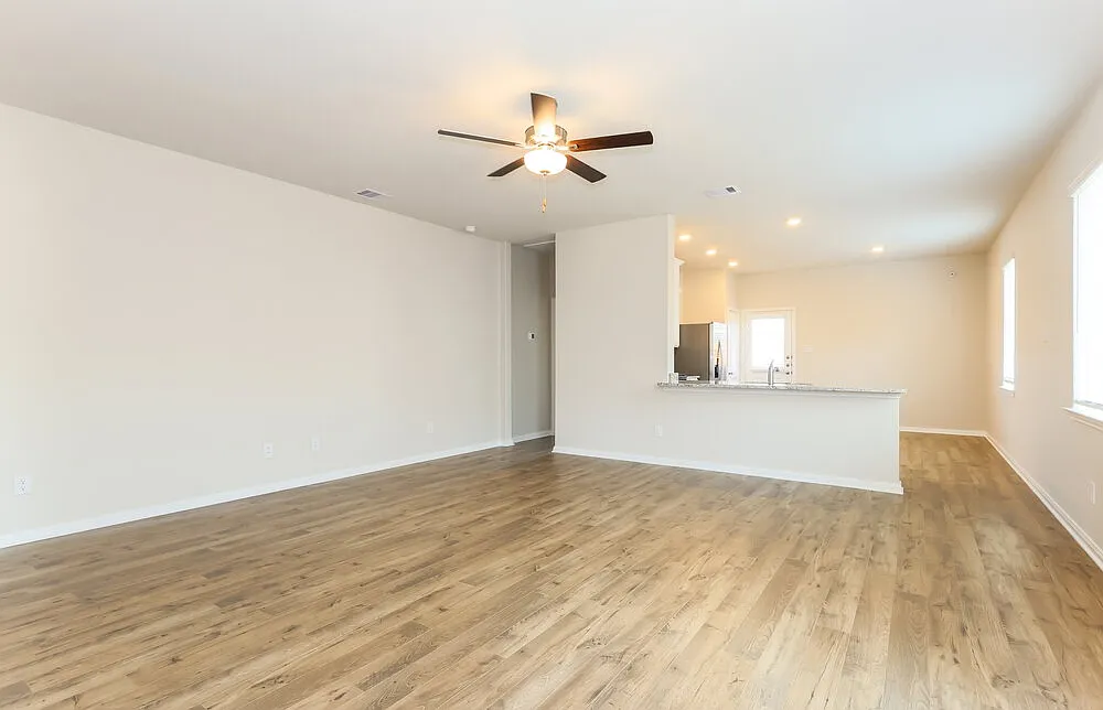 3 bed, 2.0 bath, 1306 sqft, $1,580 — Photo 3