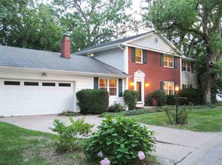 11 Sunset Cir, Bettendorf, IA 52722