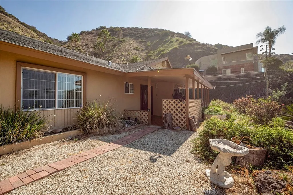 4 bed, 1725 sqft, $5,700 — Photo 4