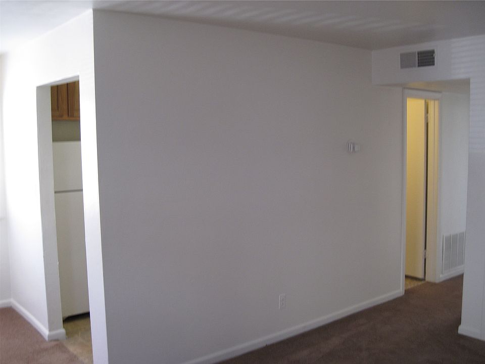 2nd image of 556 Ashlawn Dr APT 2