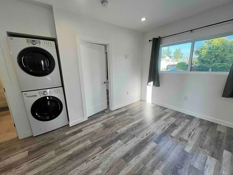 8045 Darby Ave — Photo 5