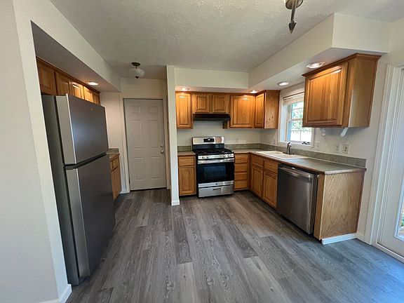 3rd image of 1600 Crescent St