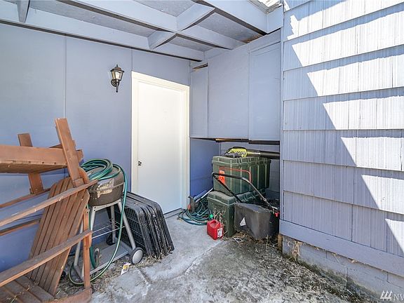 5th image of 820 2nd Ave NE
