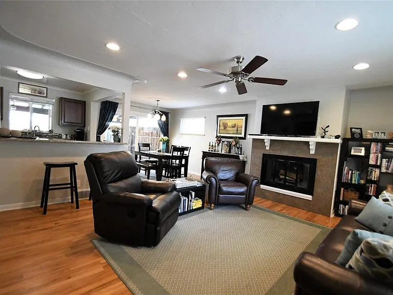 1070 Lansing St — Photo 5