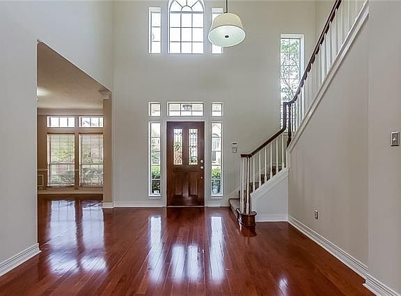 4th image of 1200 Lakeway Dr