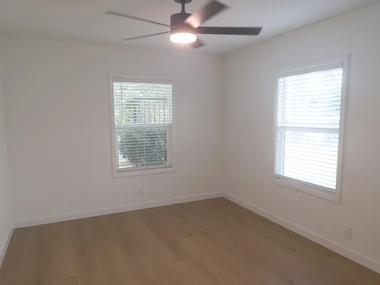 11610 Oxnard St #1 — Photo 12